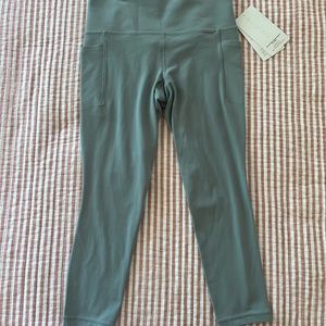 Athleta Salutation stash pocket II 7/8 tight, size Petite small